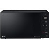 يمتاز مايكرويف ال جي بتصميم مميز وكبير لحجم. يمكنك الحصول عليه من سوق. كوم. يمتاز هذا الميكرويف الرائع بتصميم انيق ومميز ليتناسب بشكل رائع مع ديكور مطبخك. تم تجهيزه بتقنية عاكس الحرارة الذكي، التي تسمح لك بتسخين الطعام واذابة المواد الغذائية بشكل سريع، كما يتيح لك التحكم الدقيق في درجة الحرارة ضبط الحرارة اعتمادا على نوع الطعام. اضافة الى ذلك، تضمن لك ميزة التسخين توزيع الحرارة بشكل متساو حتى تحصل على وجبات طعام مطبوخة تماما. أيضا، مع وظيفة إزالة الجليد، هذا الميكرويف يمنحك اذابة عالية الكفاءة للحوم وغيرها في دقائق قليلة. تم تجهيزه ايضا بخاصية خيارات متعددة الطهي حتى تتمكن من تسخين الطعام، قليه وشويه في جهاز واحد. مع وظيفة الشواء، يمكنك إعداد الدجاج المشوي في المنزل بشكل رائع. وبفضل طبقة الطلاء الداخلية للميكرويف المضادة للبكتيريا يمكنك تنظيفه بكل سهولة وبشكل مريح. أيضا، هذا الطلاء يزيل البكتيريا الضارة 99.99% لضمان النظافة التامة. مع مصباح ال اي دي ابيض، ما يتيح لك رؤية حالة الطعام دون الحاجة الى فتح باب المايكرويف. ال جى 25 لتر فرن ميكرويف - MS2535GIS