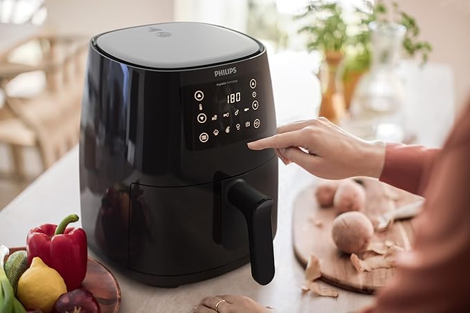 قلايه فيليبس الهوائية سلسلة L 3000 - سعة 4.1 لتر، 1550 واط، تقنية الهواء السريع، شاشة LED تعمل باللمس، خاصية الحفاظ على الدفء، 7 إعدادات مسبقة للطهي، لون أسود - HD9243/90
- ضمان لمدة عامين من رايا - الصورة 3